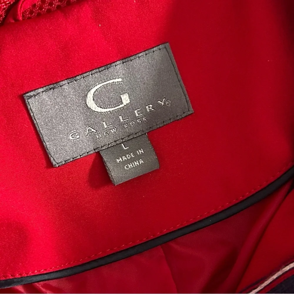 Gallery Red jacket with beautiful hood and pockets details Size: L